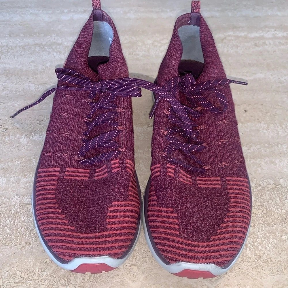 Under Armour sneakers Women's 8, fuchsia EUC, lightweight, Roomy footbed,